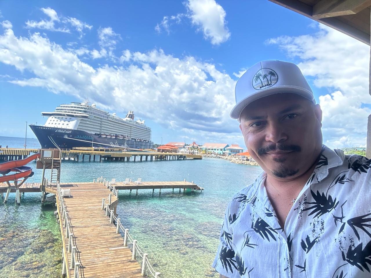 Portrait beside the cruise port in Roatán